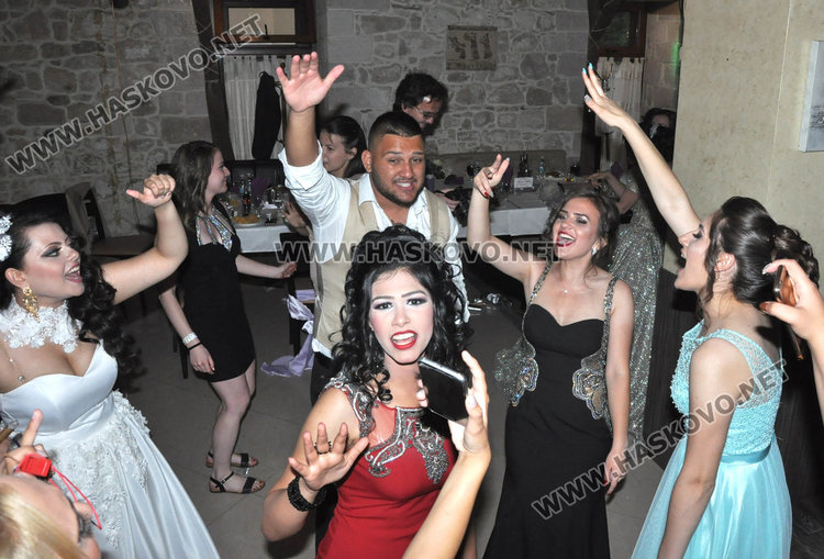 С цвета на 2018 и царствено златно абитуриентките на ПГЛП посрещнаха зрелостта