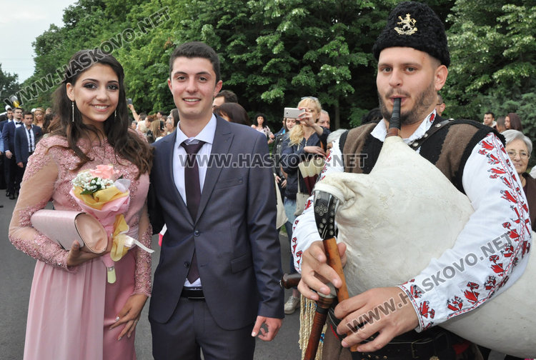 180 абитуриенти от Езиковата минаха по червения килим като холивудски звезди