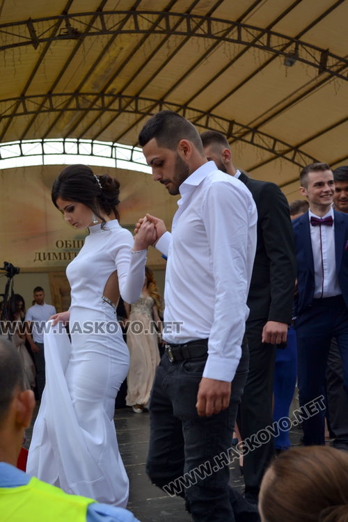 Дълги рокли и класика на бала на „Любен Каравелов“