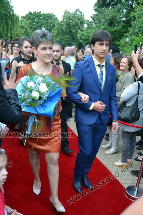 С ретро автомобил и дронове изпрати абитуриентите си езиковата гимназия