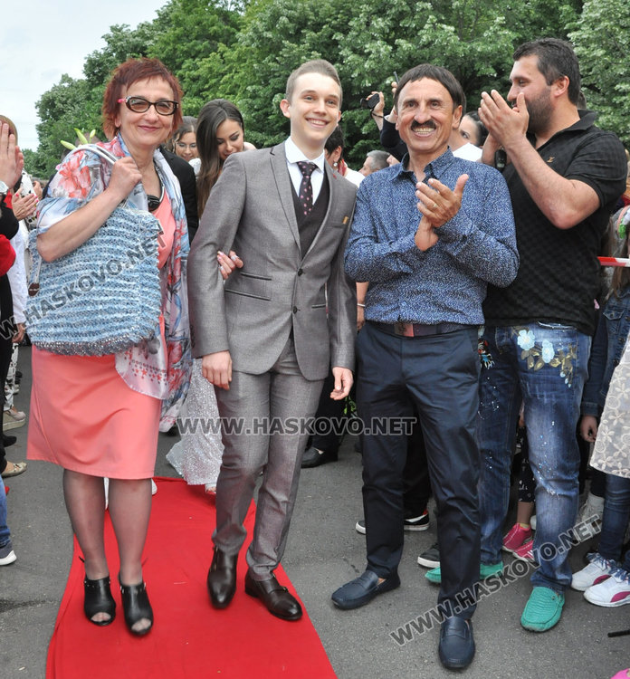 180 абитуриенти от Езиковата минаха по червения килим като холивудски звезди