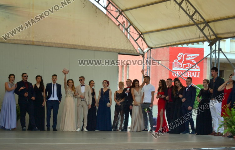 Дълги рокли и класика на бала на „Любен Каравелов“