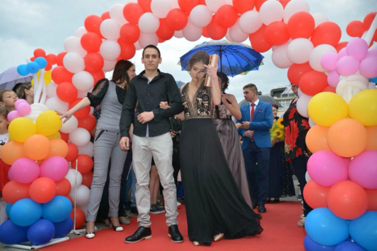 280 абитуриенти дефилираха в центъра на Асеновград