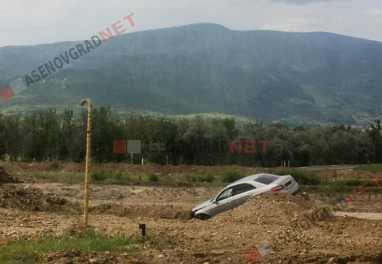 Мерцедес изхвърча от кръговото на КЦМ, шофьорът се оказа пиян