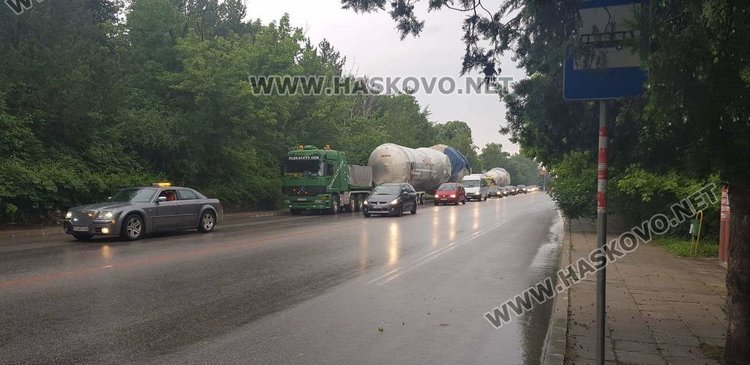 Огромният извънгабаритен товар, на входа на Димитровград - ул. "Хасковска"