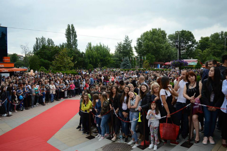 280 абитуриенти дефилираха в центъра на Асеновград