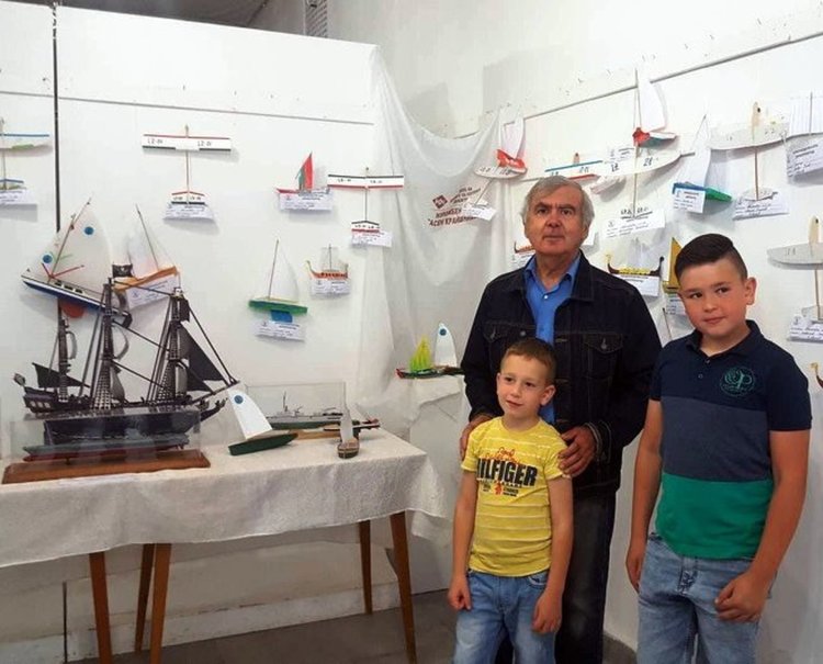 3 школи от „Детски и младежки център“ подредиха изложба „Детство мое“