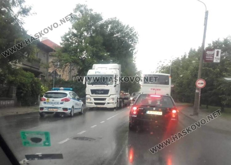 Тирът, в който са се ударили 2 автомобила