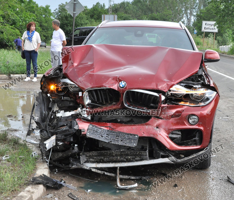 БМВ изпрати бус в ограда на селска къща 