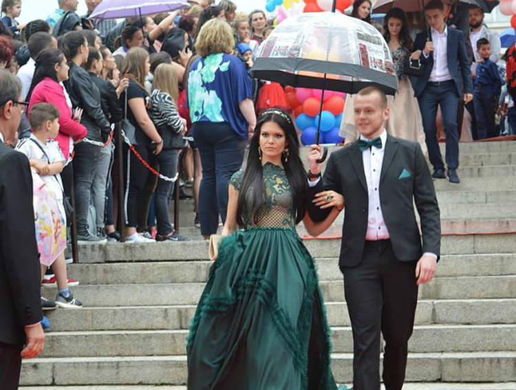 280 абитуриенти дефилираха в центъра на Асеновград