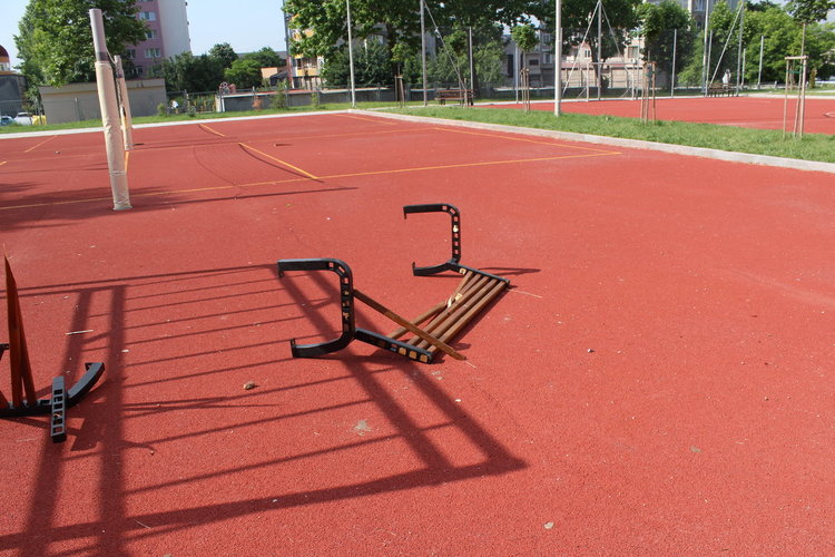 Младежи потрошиха двора на ОУ „Шандор Петьофи“ (видео)