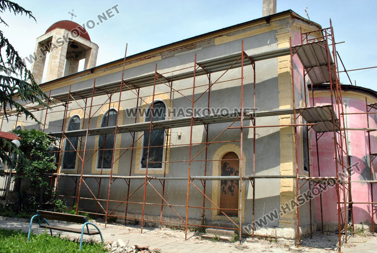 Църквата „Свети Димитър“ в ремонт, набират средства за покрива