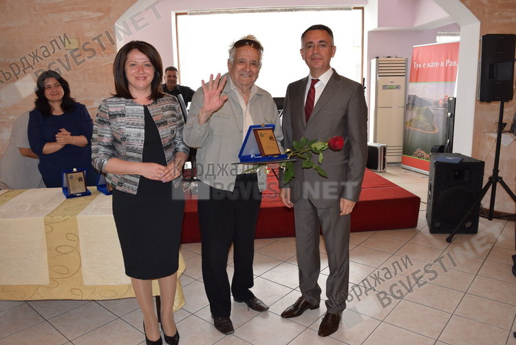 Кметът Хасан Азис удостои с награди педагози и културни дейци