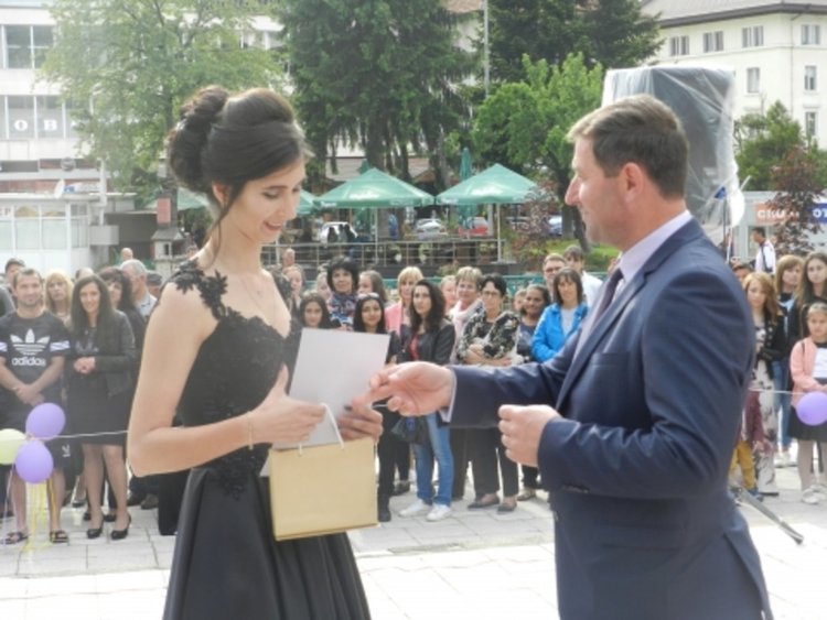 Отличниците в Мадан получиха грамоти от кмета на Общината