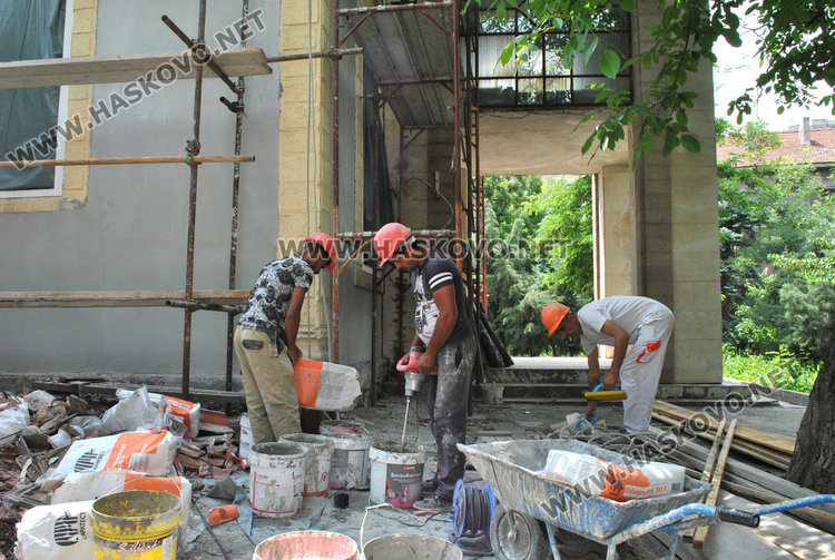 Църквата „Свети Димитър“ в ремонт, набират средства за покрива