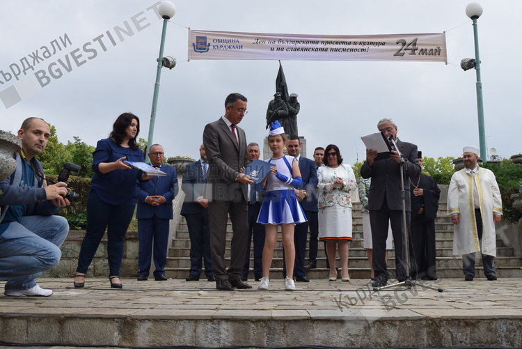 Наградиха изявени ученици, представили Кърджали в България и по света