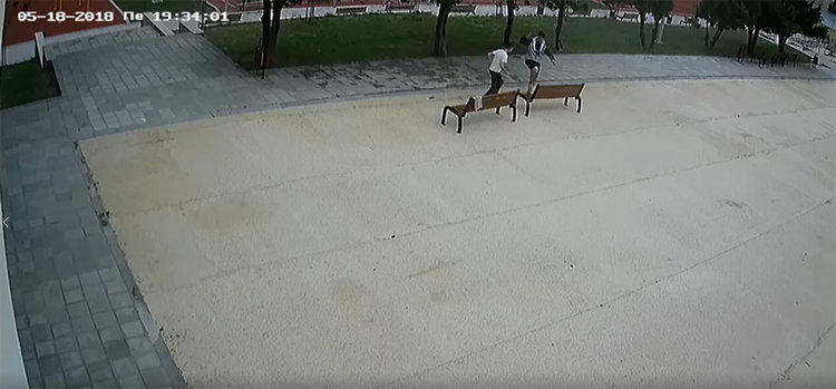 Младежи потрошиха двора на ОУ „Шандор Петьофи“ (видео)