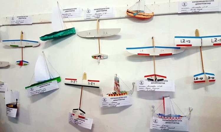 3 школи от „Детски и младежки център“ подредиха изложба „Детство мое“