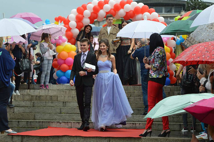 280 абитуриенти дефилираха в центъра на Асеновград