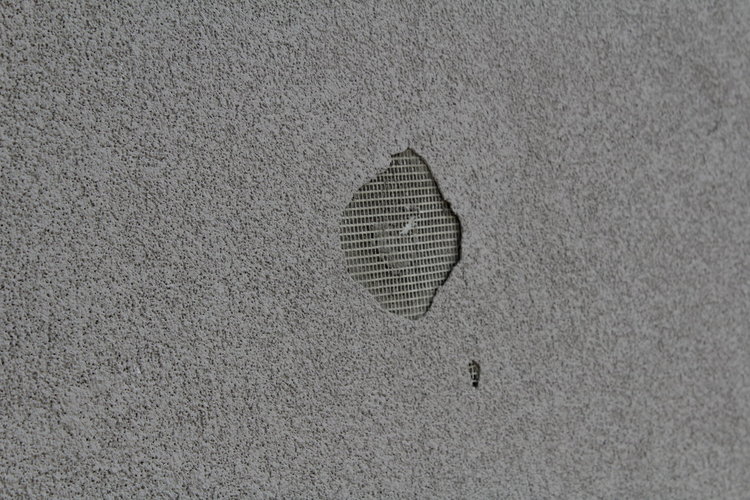 Младежи потрошиха двора на ОУ „Шандор Петьофи“ (видео)