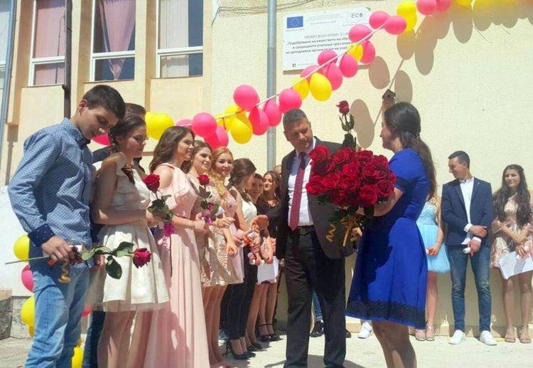 Девойките от Неделино са с къси рокли в розово, на които прекрасно подхожда червената роза от кмета на Общината