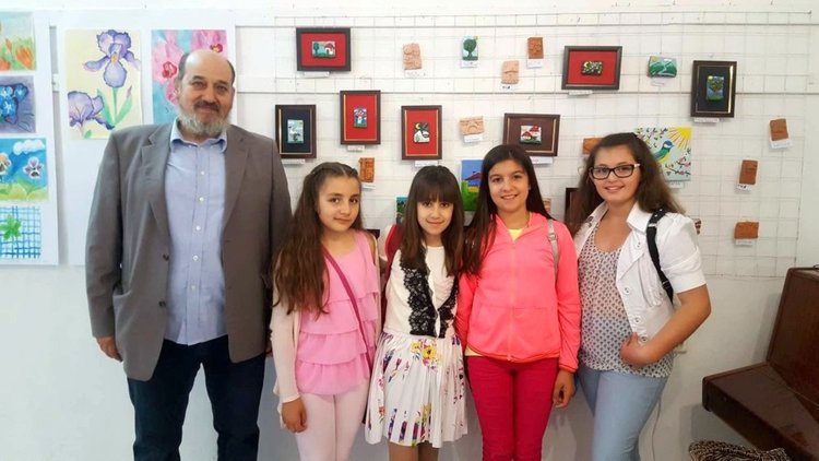 3 школи от „Детски и младежки център“ подредиха изложба „Детство мое“