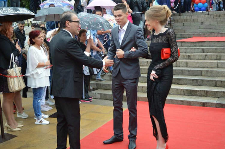 280 абитуриенти дефилираха в центъра на Асеновград