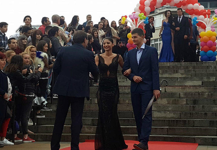 Асеновград пожела попътен вятър на абитуриентите от СУ „Св. Княз Борис I”