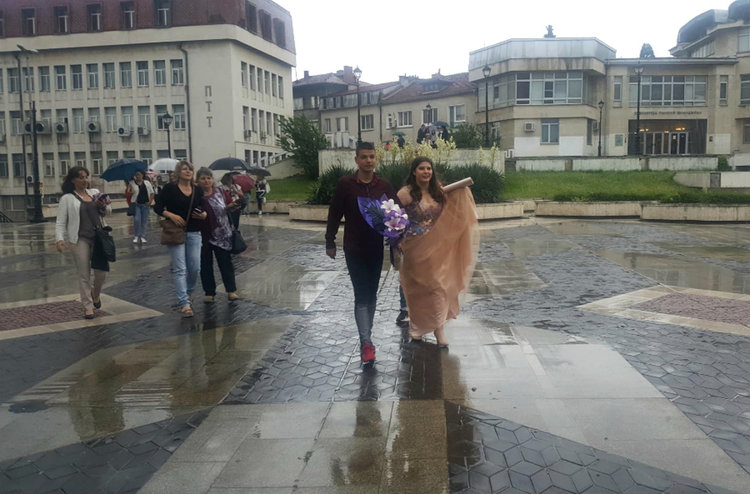 Асеновград пожела попътен вятър на абитуриентите от СУ „Св. Княз Борис I”