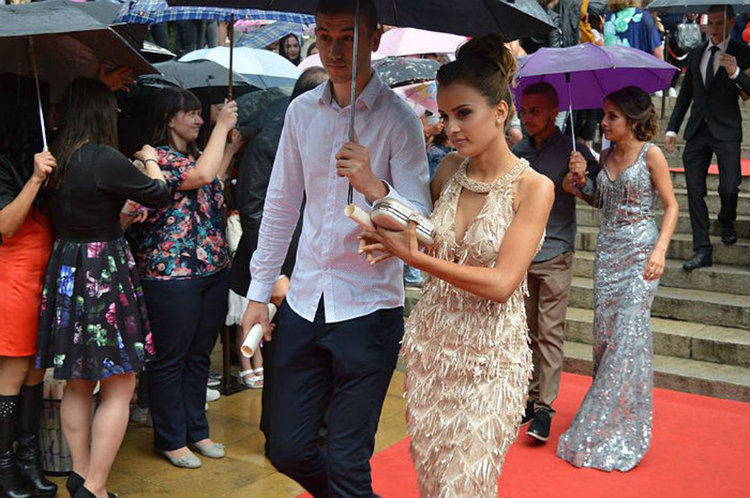 280 абитуриенти дефилираха в центъра на Асеновград