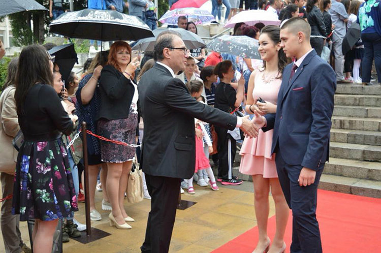 280 абитуриенти дефилираха в центъра на Асеновград