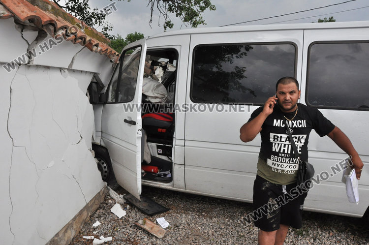 БМВ изпрати бус в ограда на селска къща 