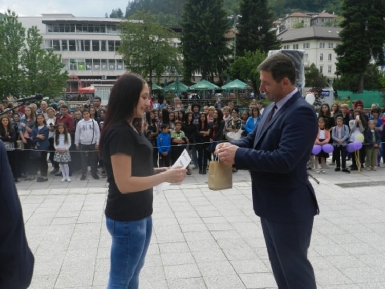 Зрелостниците от СУ"Паисий Хилендарски" в Мадан отидоха на бала с тениски