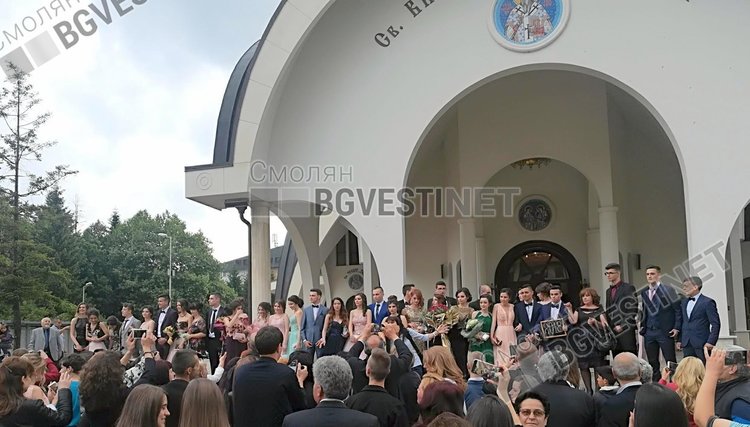 От дълги рокли на принцеси в Смолян до тениски на абитуриентските балове в Мадан