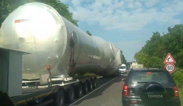 Огромният извънгабаритен товар по главен път Пловдив - Димитровград