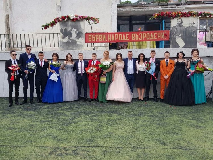 Припек изпрати своите абитуриенти,поздрави ги зам.-областният управител Севда Камбурова