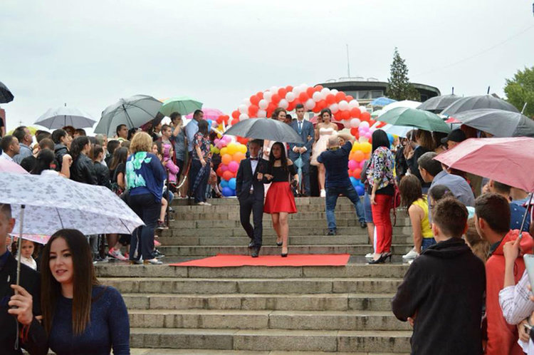 280 абитуриенти дефилираха в центъра на Асеновград