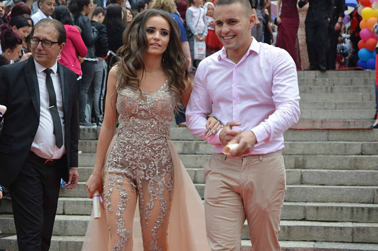 280 абитуриенти дефилираха в центъра на Асеновград