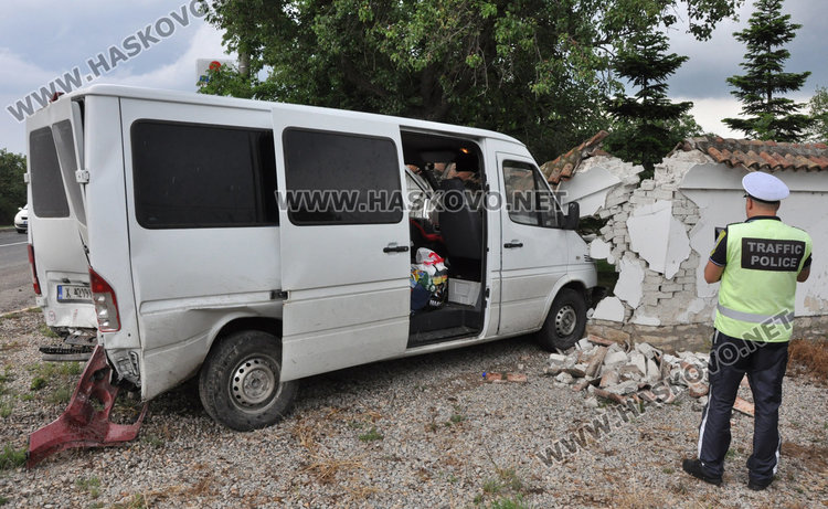 БМВ изпрати бус в ограда на селска къща 