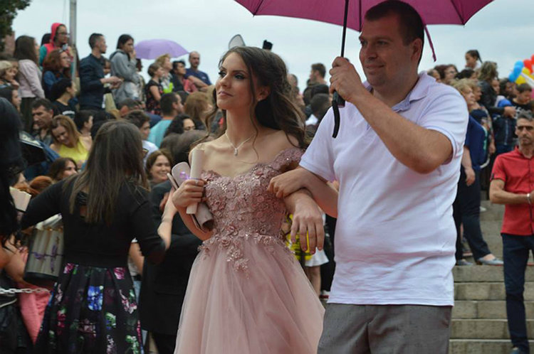 280 абитуриенти дефилираха в центъра на Асеновград