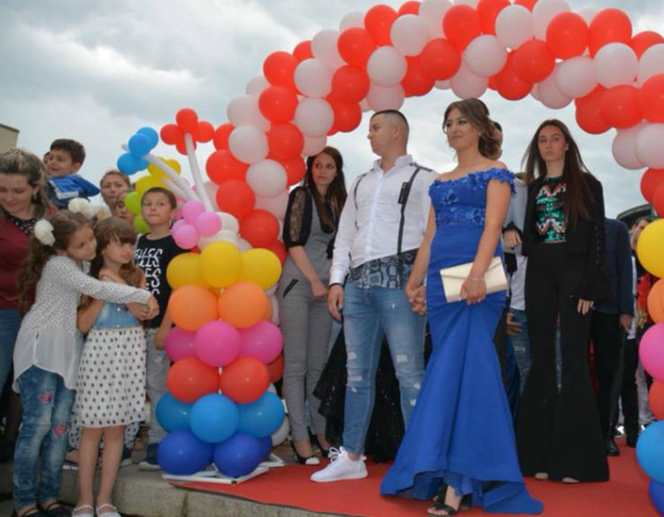 280 абитуриенти дефилираха в центъра на Асеновград