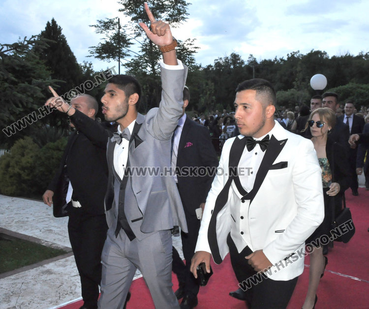 Абитуриентите на Спортното показаха изваяни тела в черно и бяло