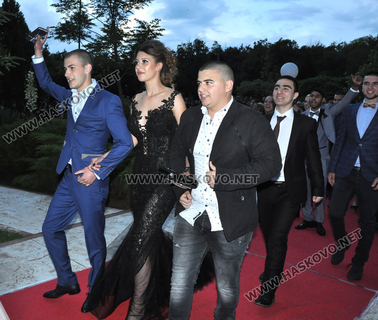 Абитуриентите на Спортното показаха изваяни тела в черно и бяло