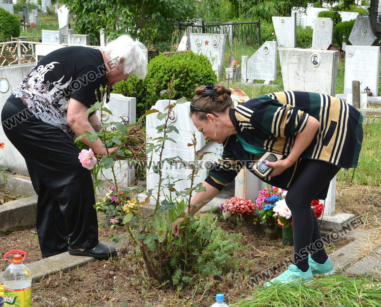 Хасковлии почетоха мъртвите на Черешова задушница