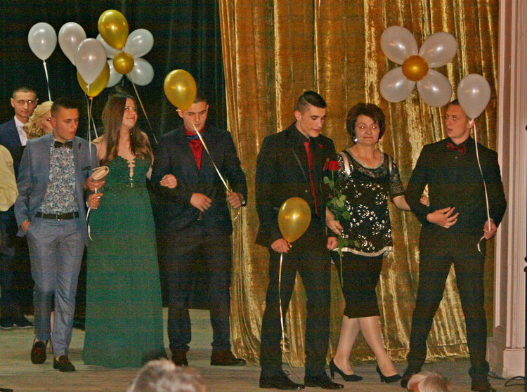 Абитуриентите на Професионалната гимназия изгряха на сцената