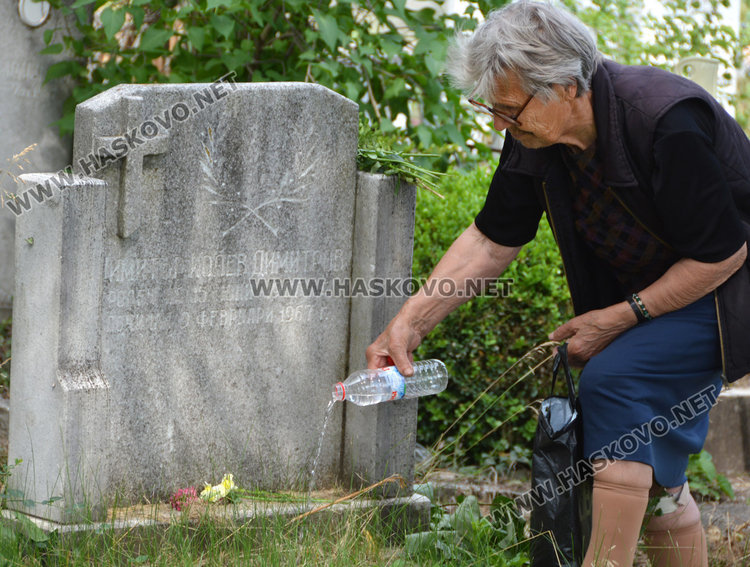 Хасковлии почетоха мъртвите на Черешова задушница
