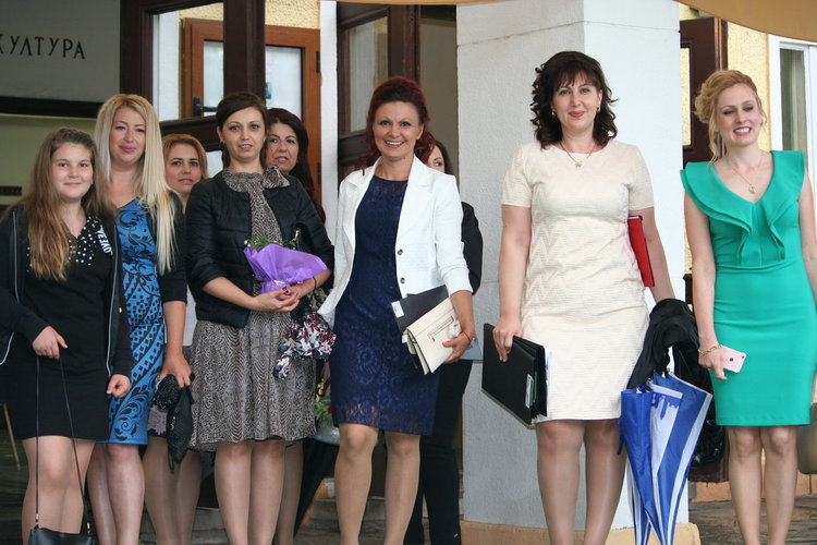 Абитуриентите на Професионалната гимназия изгряха на сцената