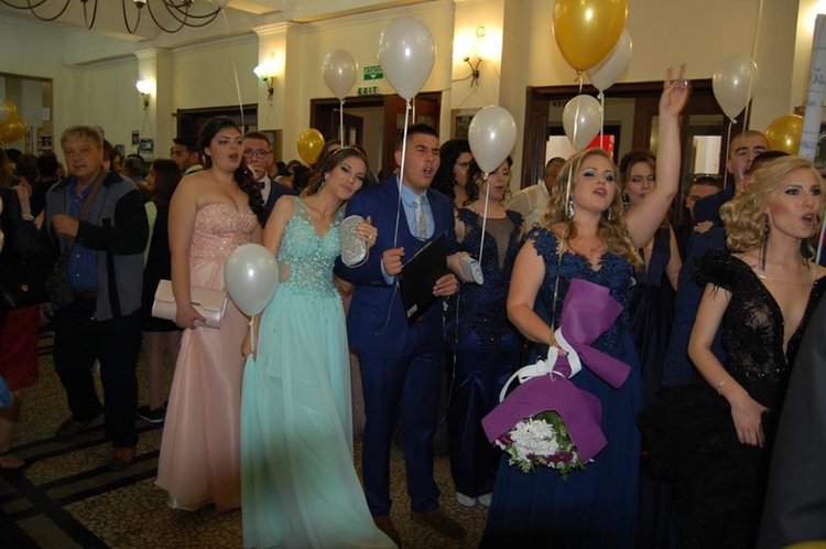 Абитуриентите на Професионалната гимназия изгряха на сцената