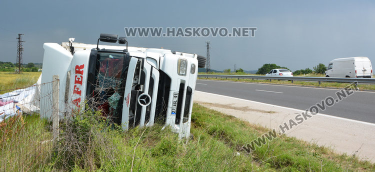 Турски тир с платове се преобърна в канавка на магистралата