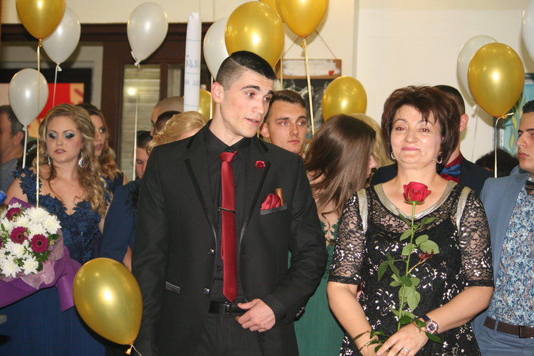 Абитуриентите на Професионалната гимназия изгряха на сцената